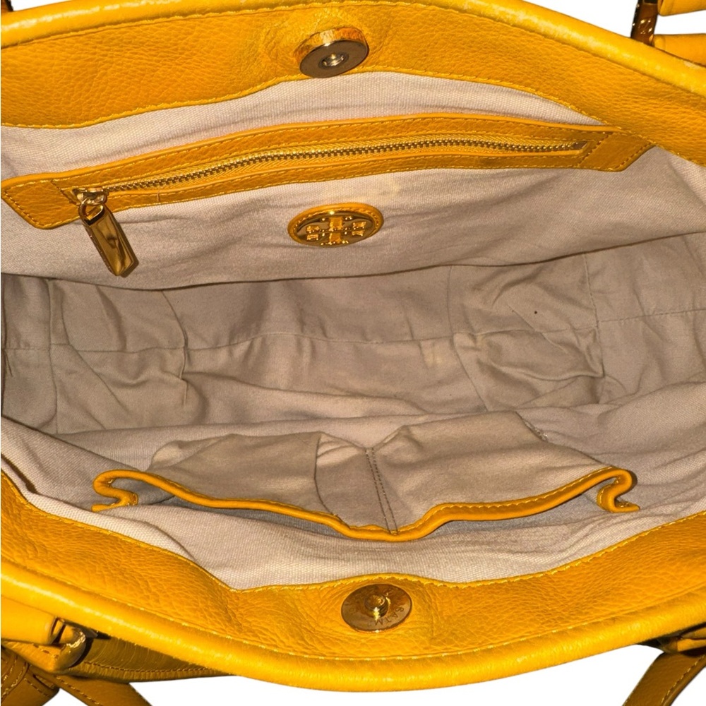Tory Burch Amanda Hobo Bag - Picture 7 of 8